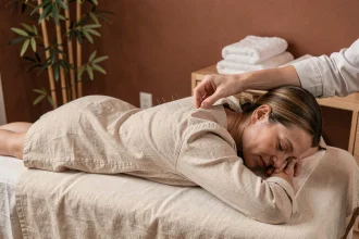 Séance d'acupuncture dans un cabinet de médecine douce, femme recevant des aiguilles sur le dos dans un environnement zen et apaisant